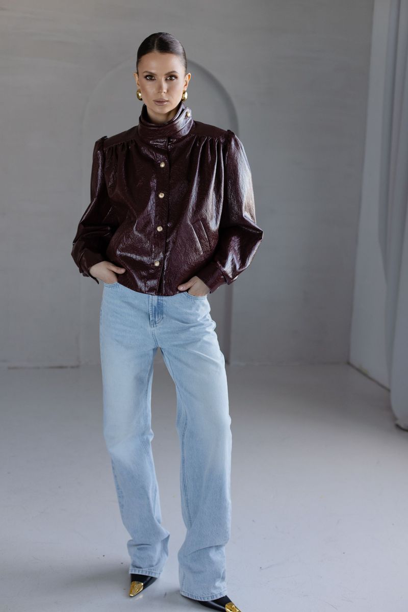 Бомбер из эко-кожи с драпировкой бордовый