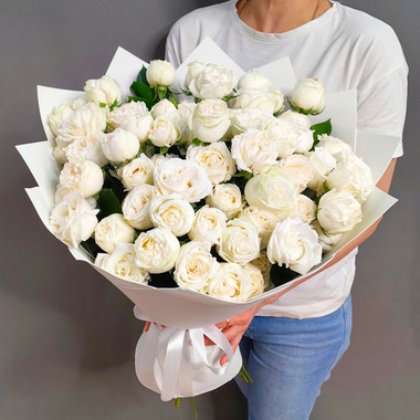 Букет из кустовых пионовидных роз сорта "Miss Bombastic"