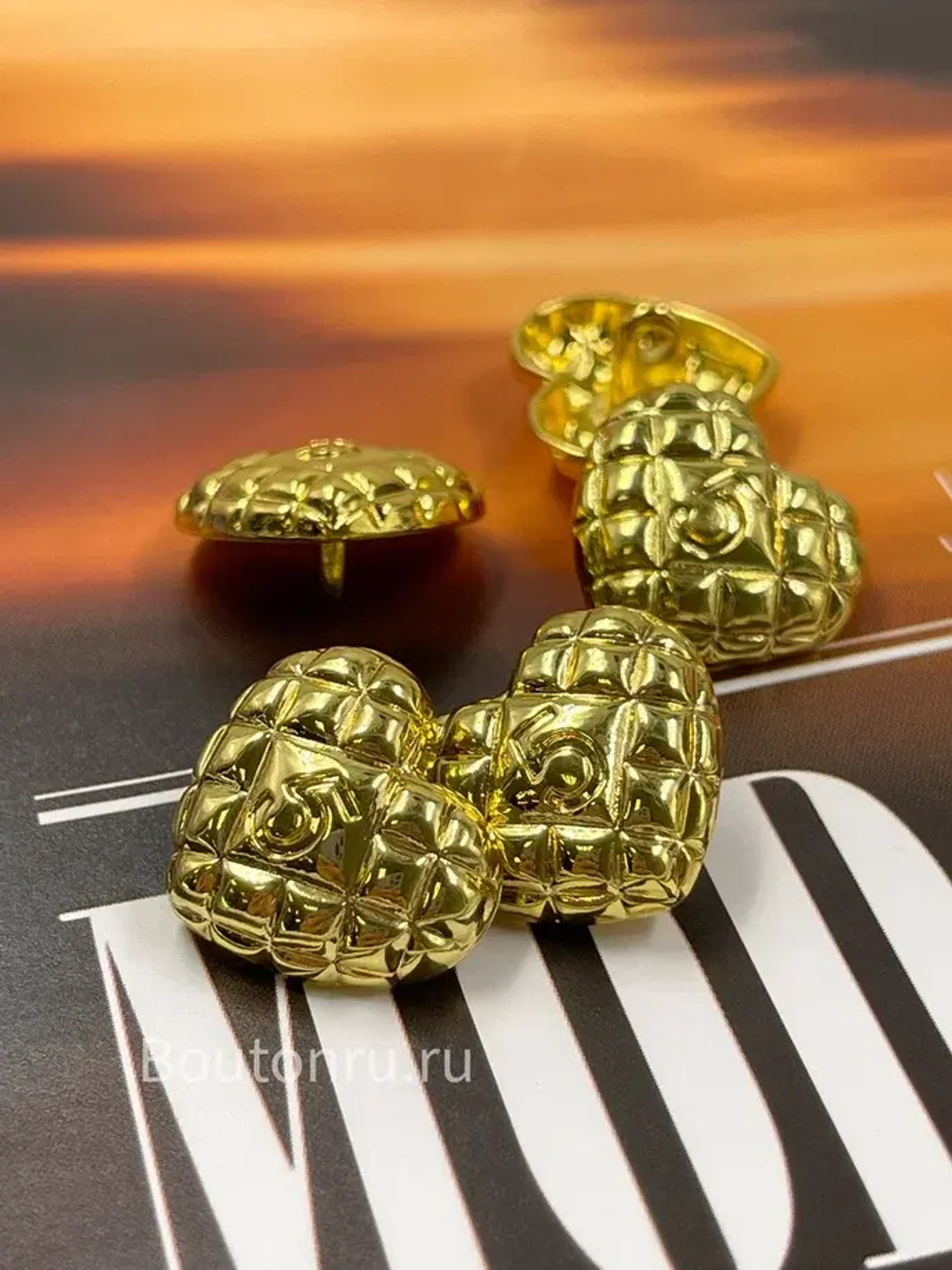 Пуговицы Шан. золотистые стеганые сердечки с пятеркой
