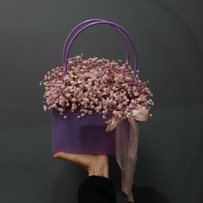 Композиция из розовой гипсофилы в сумочке