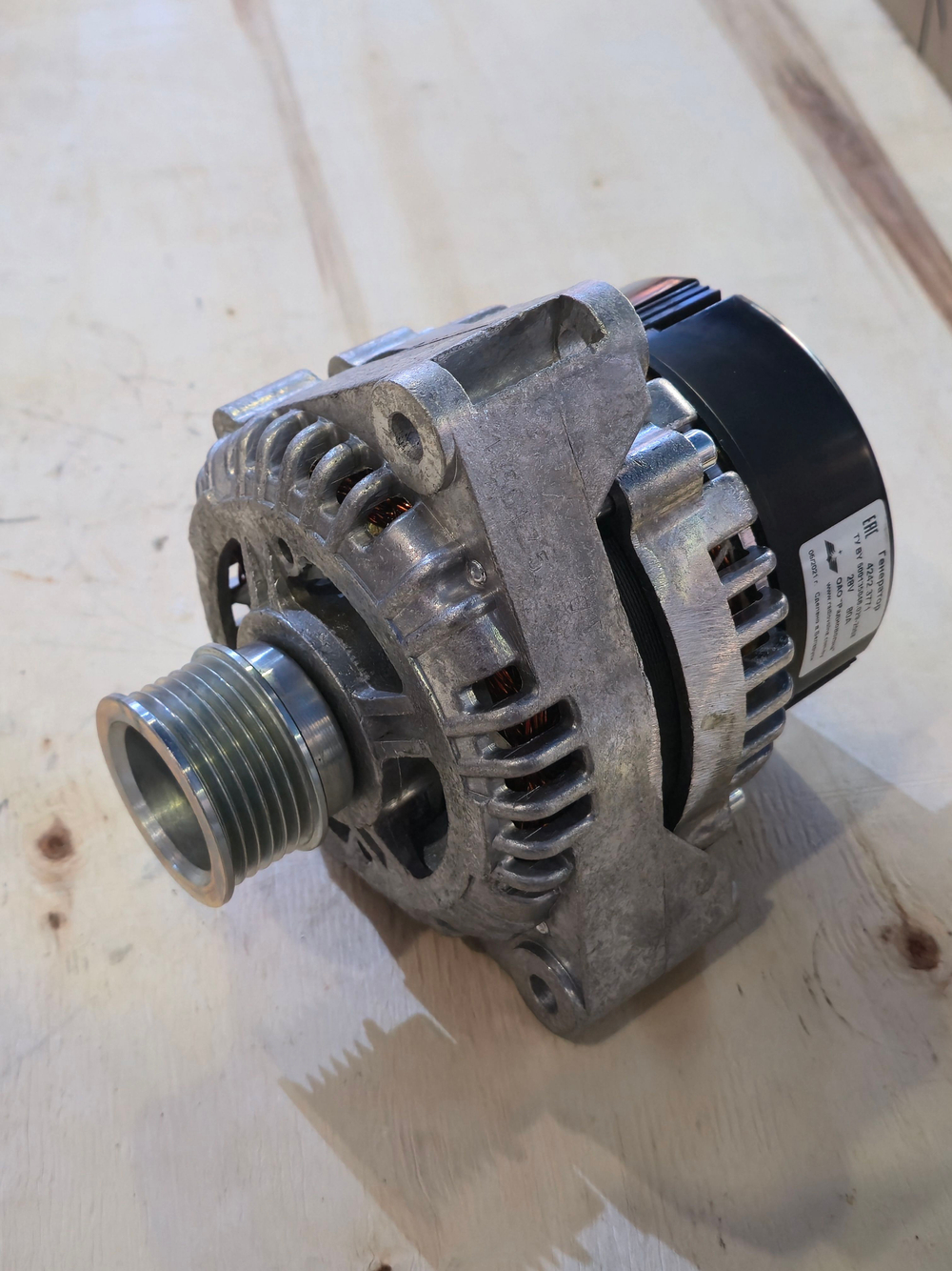 Генератор Маз, Лаз, Урал дв.ЯМЗ Евро-3 поликлиновой шкив, монокронштейн 28В 80А Радиоволна