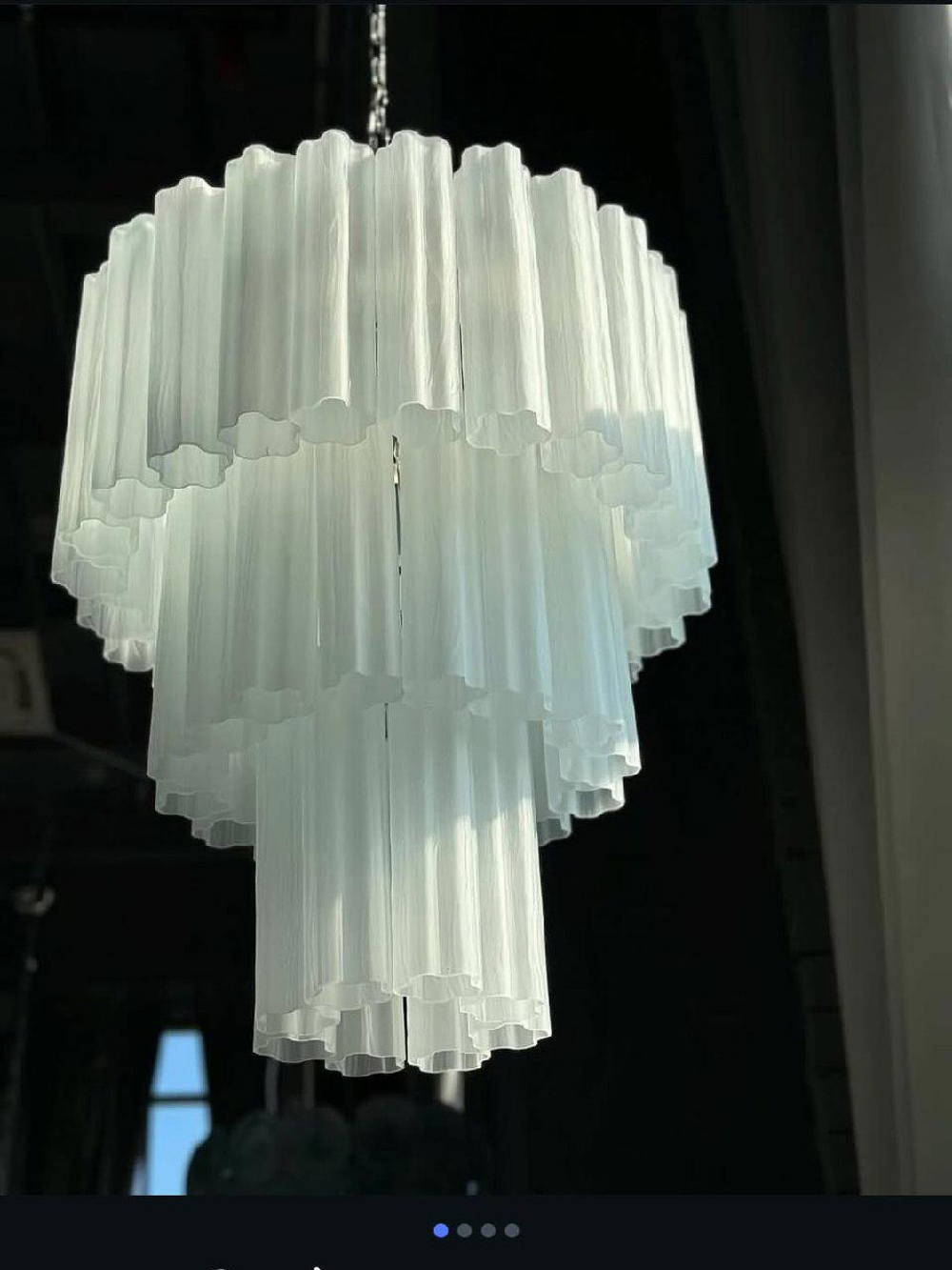 Белое матовое стекло, венецианский стиль — классика, которая создаёт мягкий, тёплый свет.