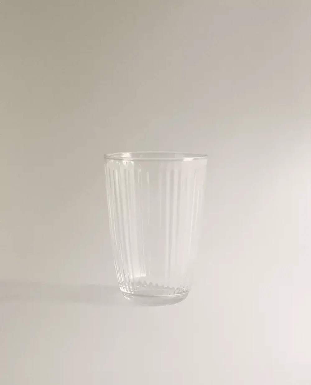 ZARA HOME СТАКАН ДЛЯ ПРОХЛАДИТЕЛЬНЫХ НАПИТКОВ ИЗ СТЕКЛА С УЗОРОМ В ПОЛОСКУ, ПРОЗРАЧНЫЙ