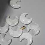 Крупная лунница из натурального кварца, 26*23мм