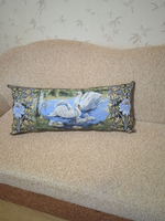 Декоративный гобеленовый чехол Семья лебедей 34х77