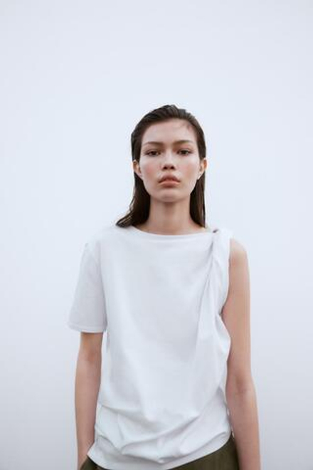 ZARA ФУТБОЛКА СО СБОРКАМИ НА ПЛЕЧЕ, БЕЛЫЙ