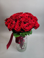 Классический букет 15 красных роз 50 см, без упаковки, под ленту