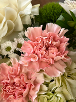 Корзина с гортензией и французскими розами