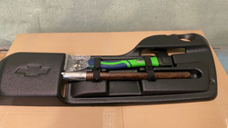 Топор с лопатой в футляре Нива Шевроле/Тревел. На двери задка - Всегда Готовы!