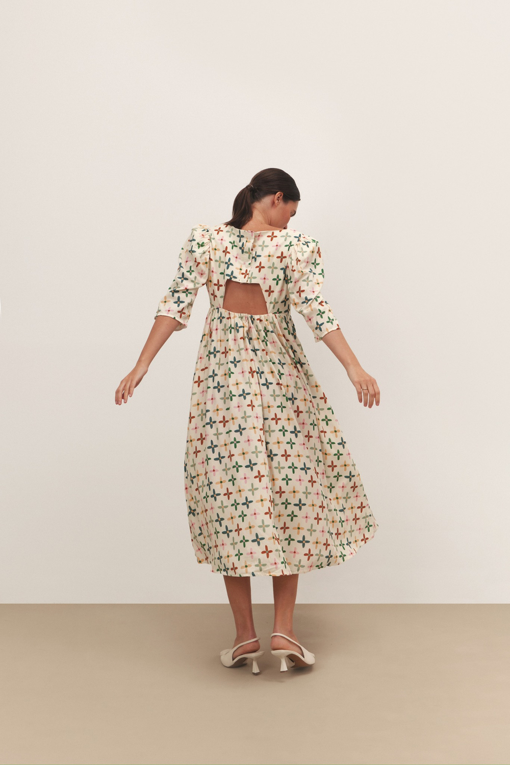 Платье в ромашку с вырезом на спине