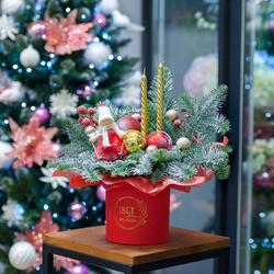 Яркая новогодняя композиция с нобилисом в красных тонах