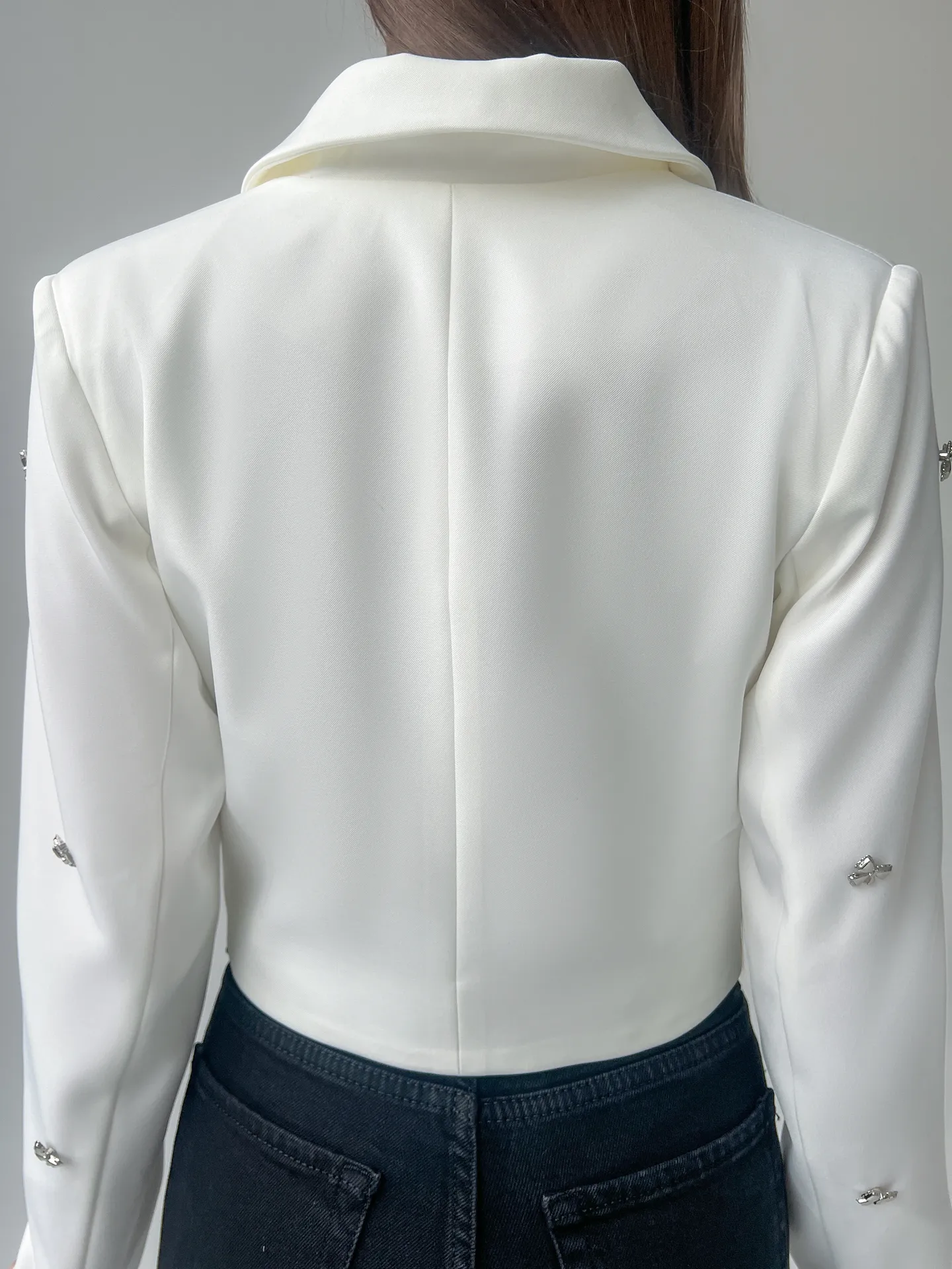 Пиджак Primo Donna 71 укороченный однотонный с металлическими бантиками