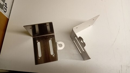 Уголок монтажный с посадкой под регулятор