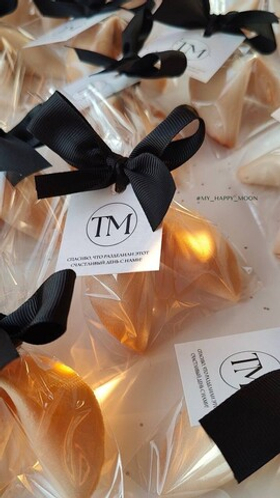 Брендированная бирка с лентой на печенье с предсказаниями