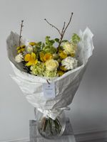 Букет из кустовых пионовидных роз, ранункулюсов, нарциссов, вибурнума и форзиции