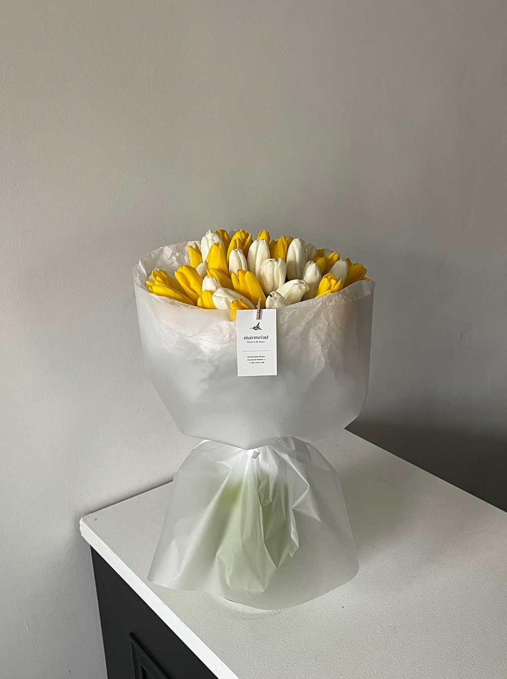 Букет из 51 белого и желтого тюльпанов