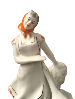 Фарфоровая статуэтка "Птичница" Сысерть СССР