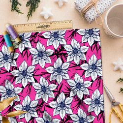 Ткань лён эскизы белых цветов на розовом фоне