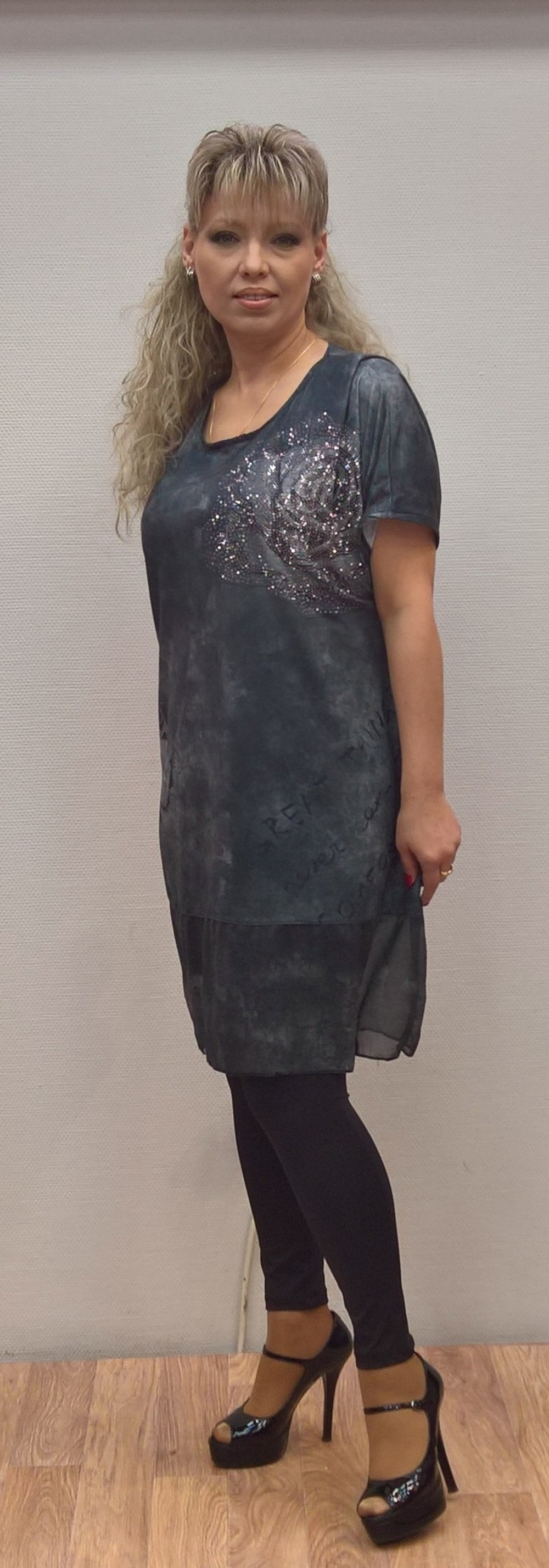 Платье-туника с шифоновой вставкой и стразами