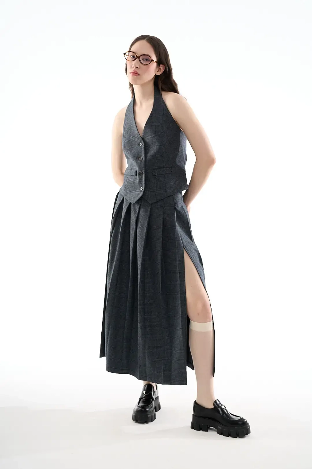 Серая юбка-миди с разрезом в клетку