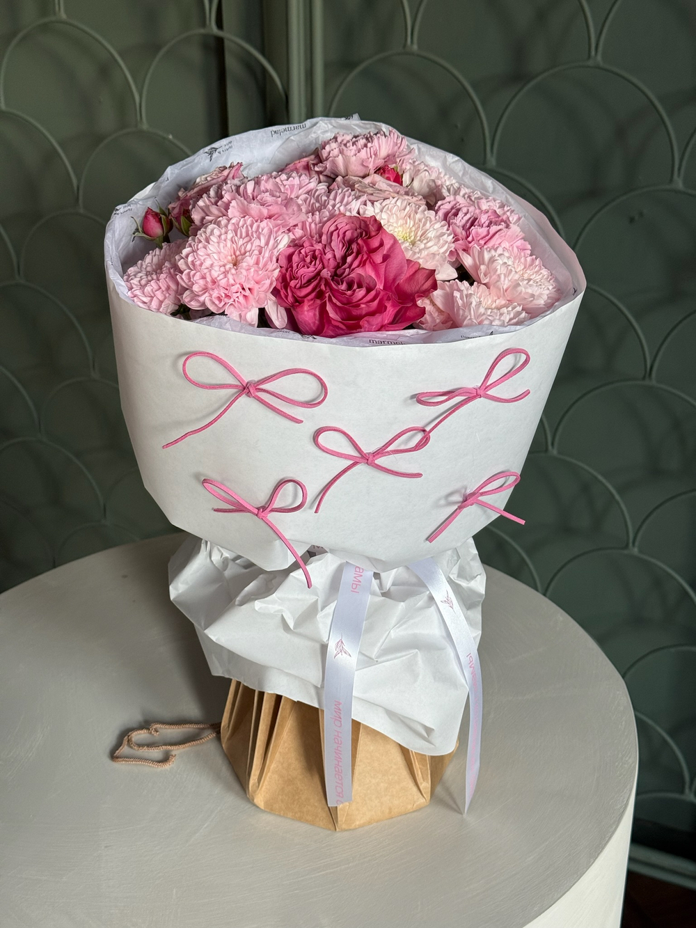 Букет из кустовых пионовидных роз, одноголовой розы, диантусов и хризантемы в розовом оттенке