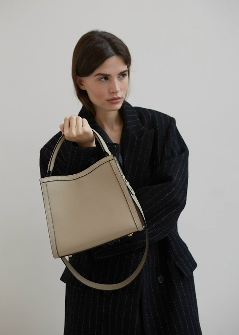 DORRIE mini жемчужная №3 - дефект кожи с торца сумки