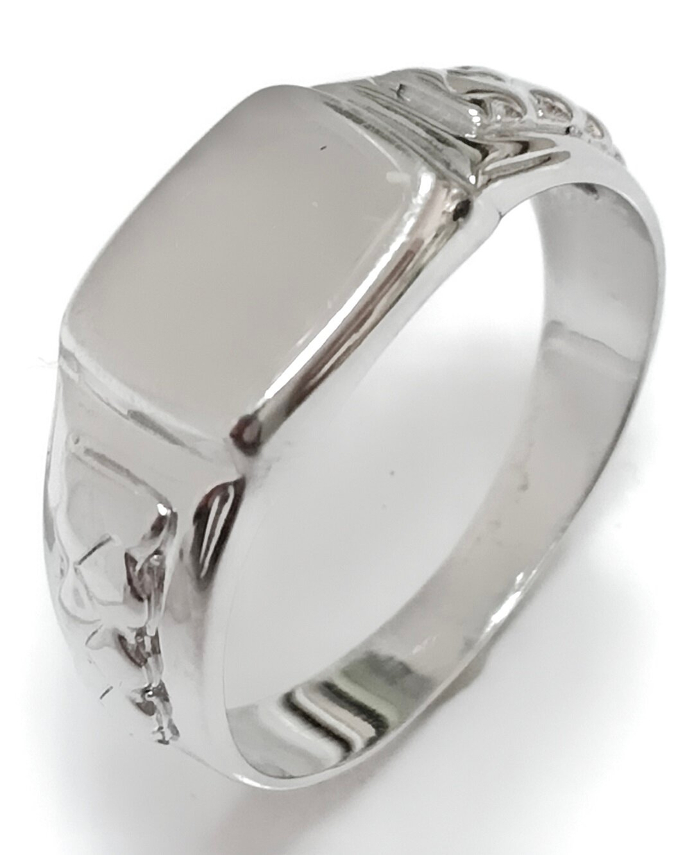 Ювелирное кольцо из серебра