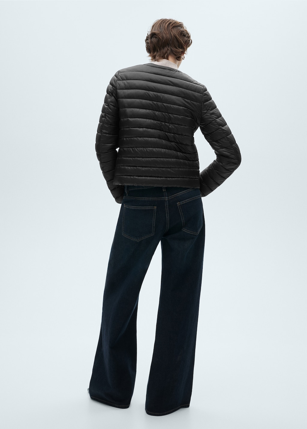 Короткий стеганый анорак с карманами