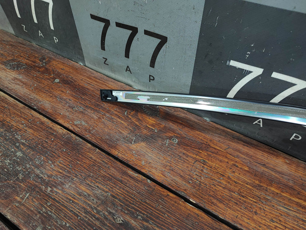 Молдинг стекла двери передней левой Geely Coolray 19-нв Б/У Оригинал 5075037300