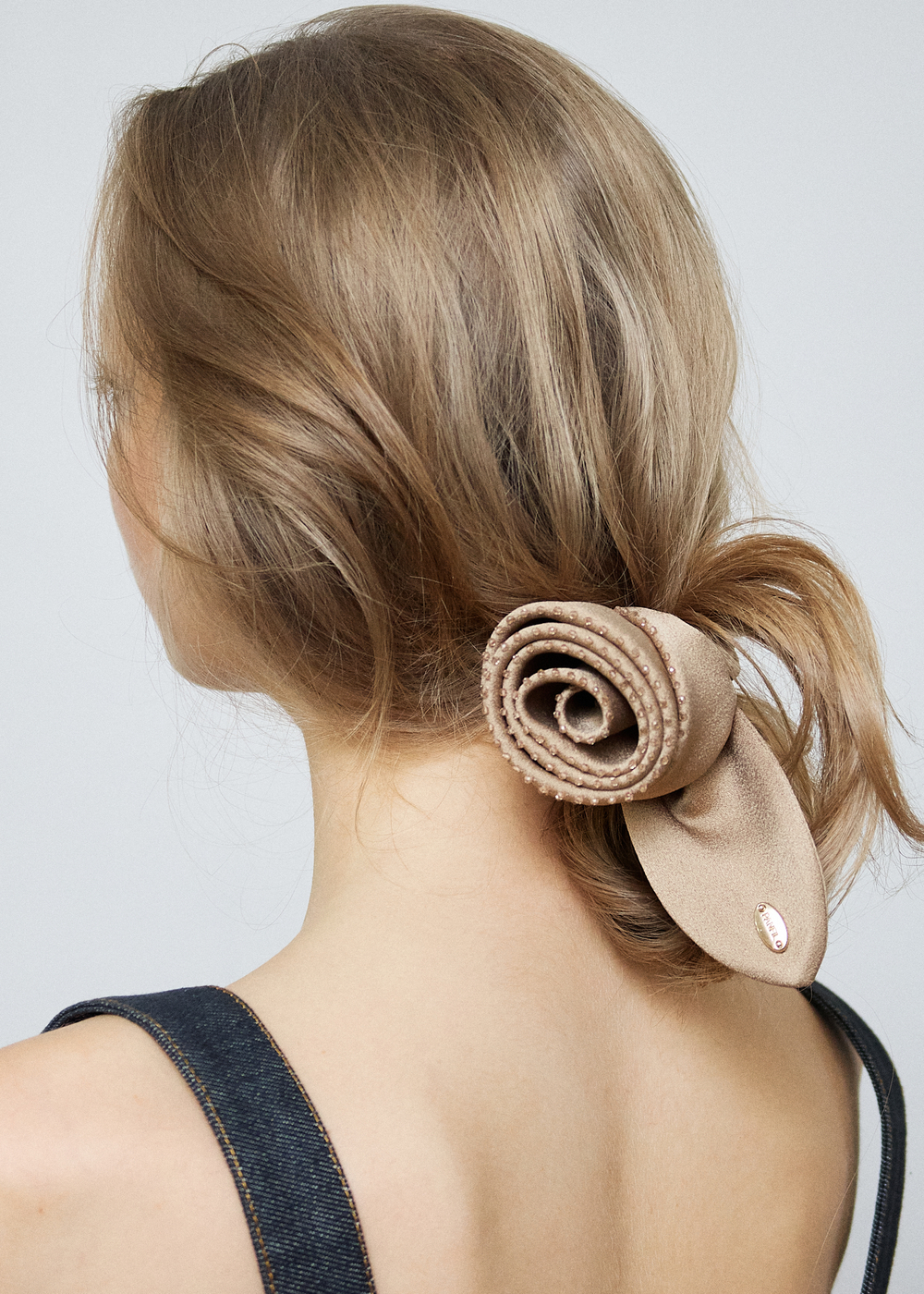 Резинка-роза с листиком и декором