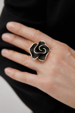 Кольцо роза черная эмаль, оттенок золото