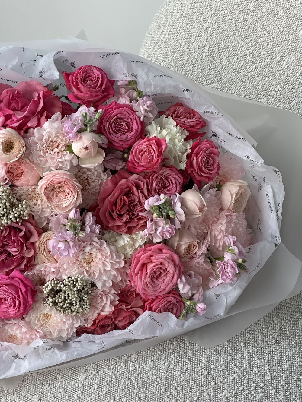 Гранд букет из кустовых пионовидных роз, маттиолы, ранункулюсов, нарциссов и диантусов