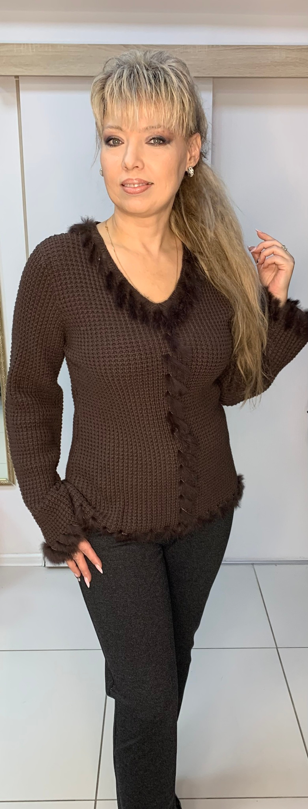 Коричневый джемпер с меховой отделкой