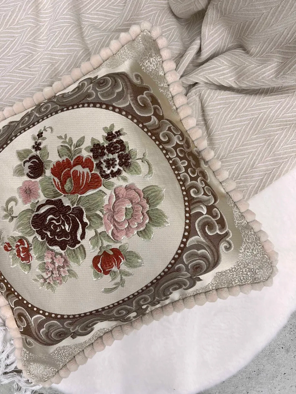 Декоративная наволочка 50х50 для подушки с декором