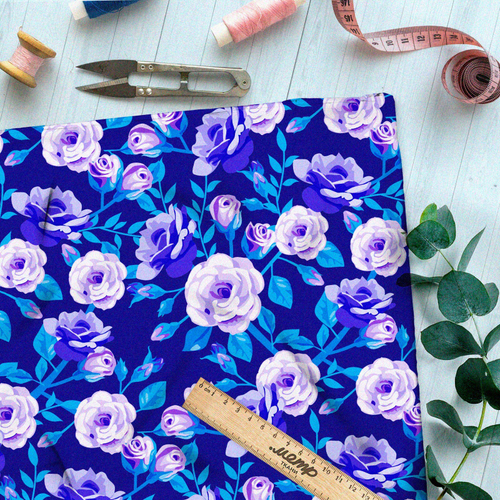 Ткань таффета фиолетовые розы на синем фоне