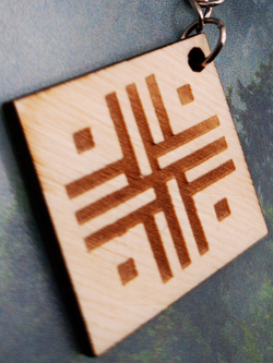 Брелок из дерева Путник