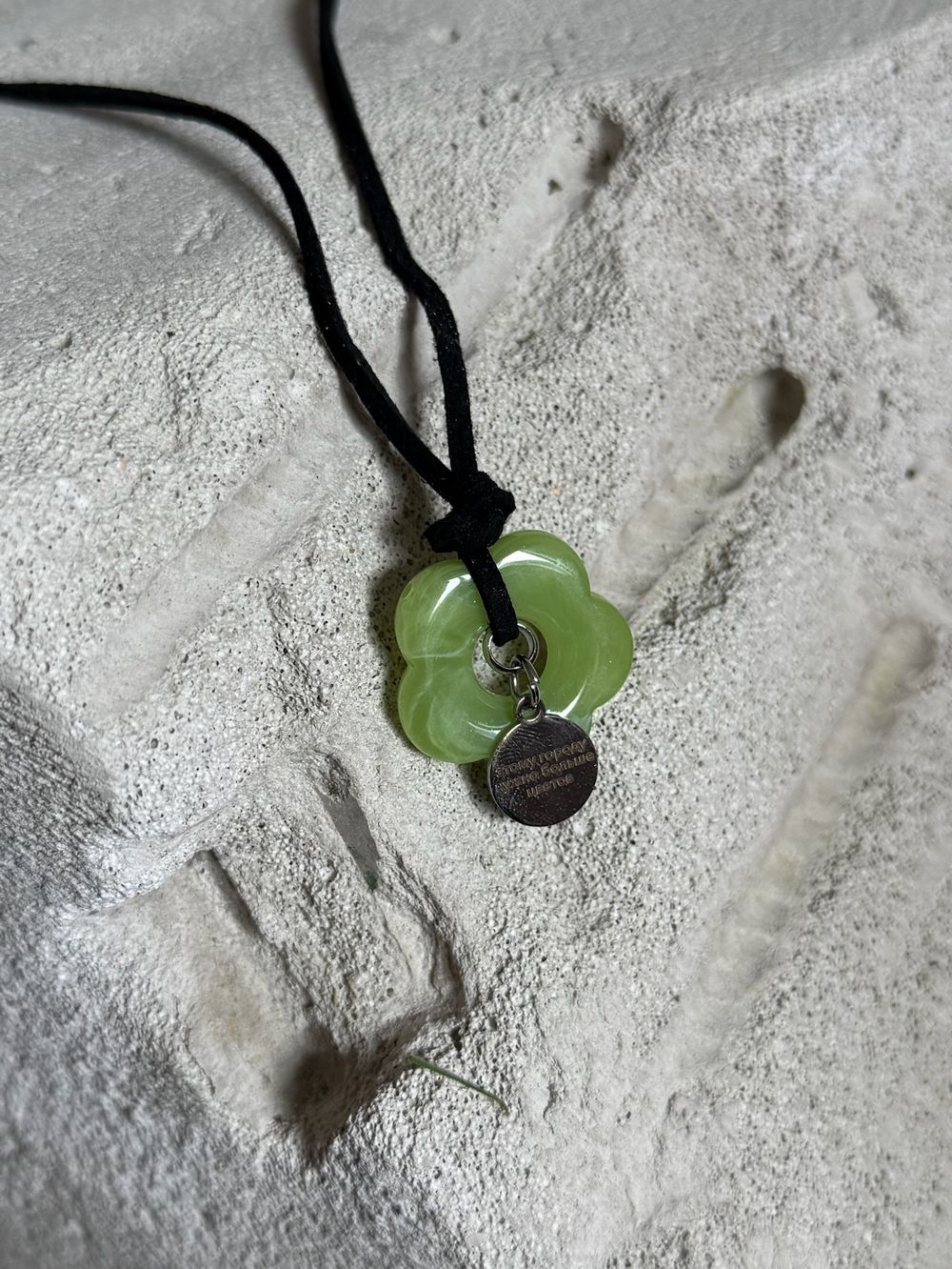 Подвеска цветочек в зеленом цвете