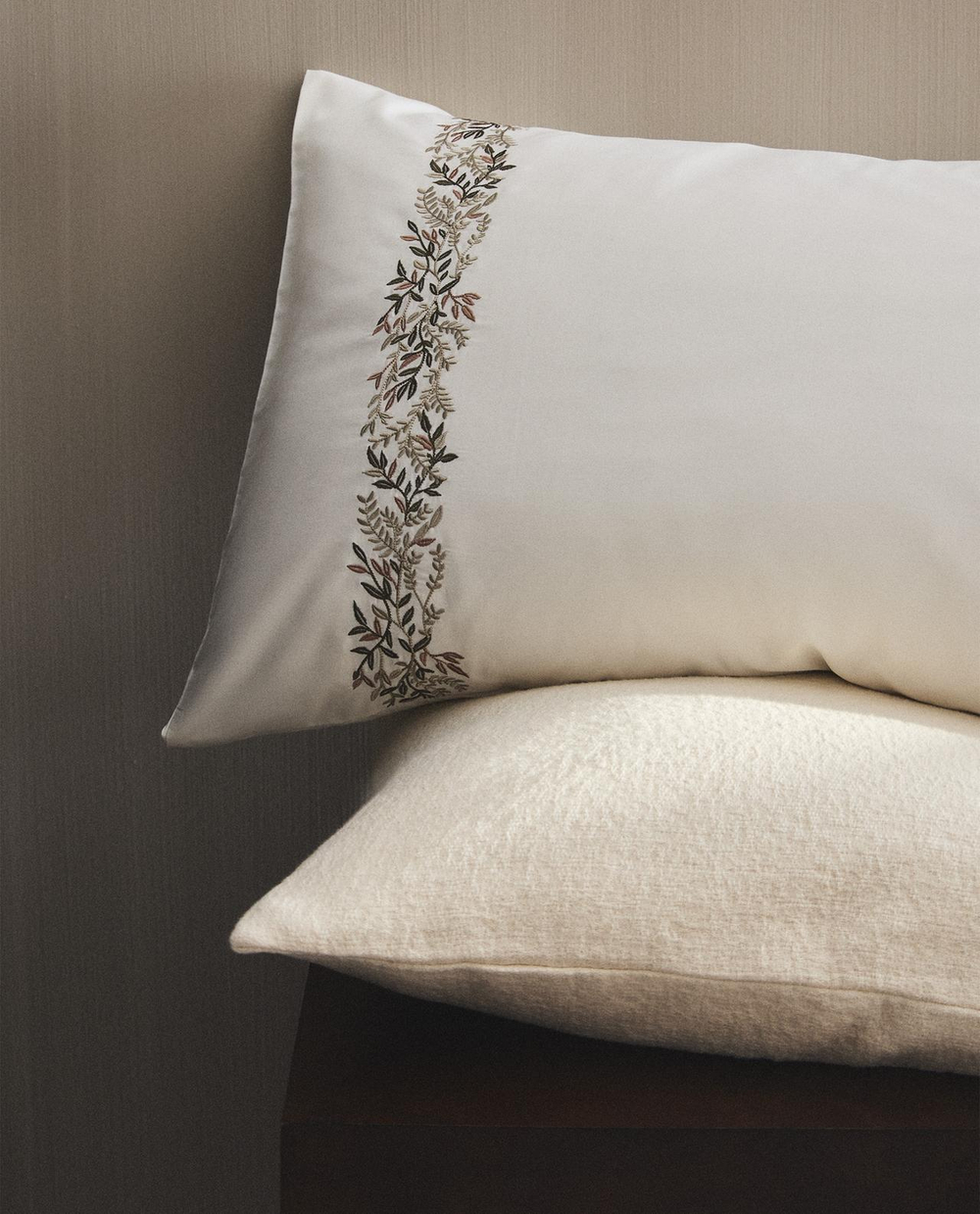 Zara Home - Атласная наволочка с вышивкой в виде листьев 80x80 см