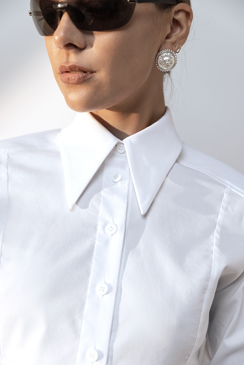 Приталенная рубашка с разрезом на спине "SHE/ white"