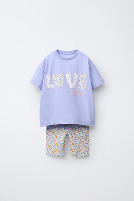 ZARA КОМПЛЕКТ ФУТБОЛКА И ВЕЛОСИПЕДКИ С ПРИНТОМ, ЦВЕТ МАЛЬВЫ