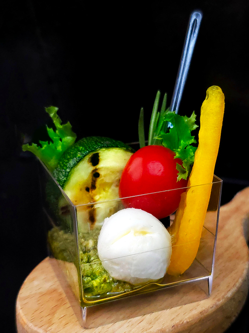 Овощи с соусом песто и моцареллой