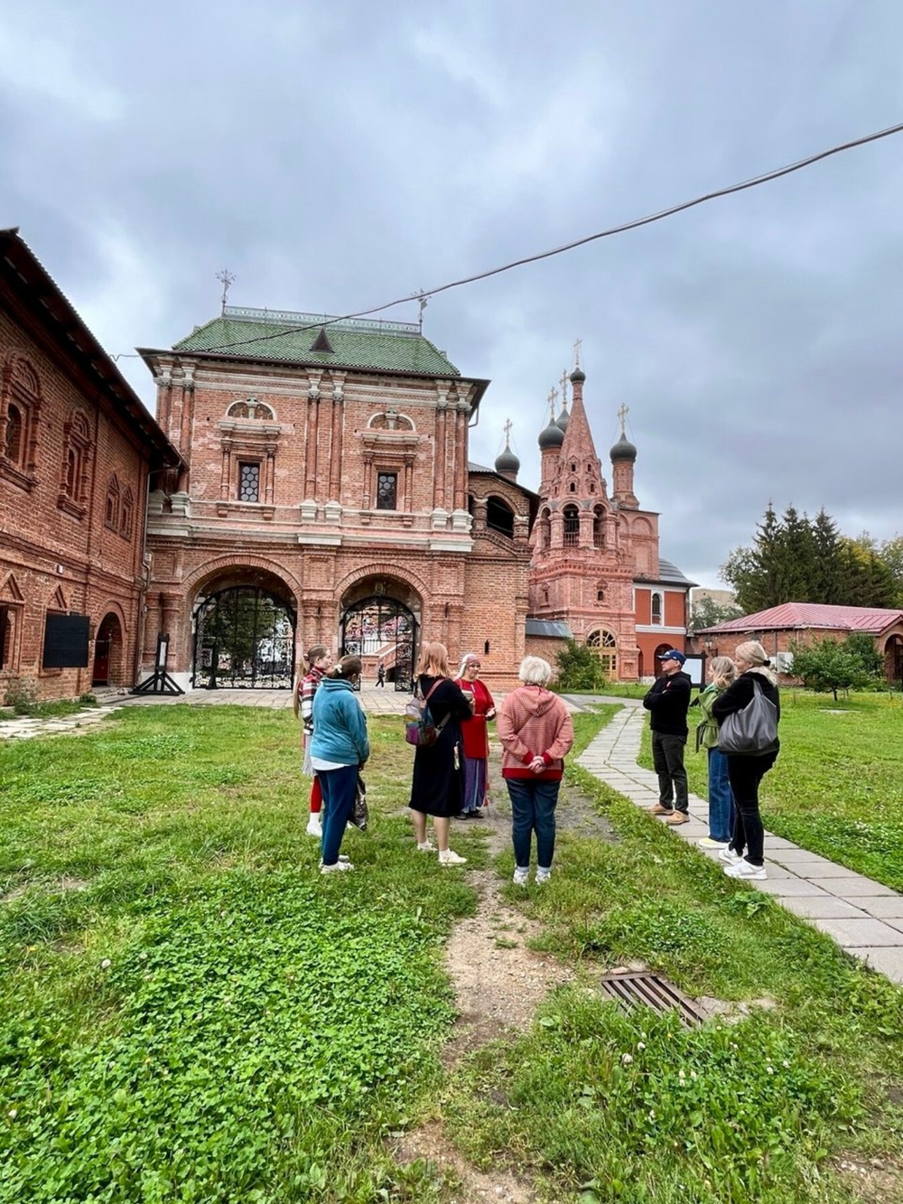 "Крутицкое подворье: жемчужина старой Москвы"- пешеходная групповая экскурсия по Москве.