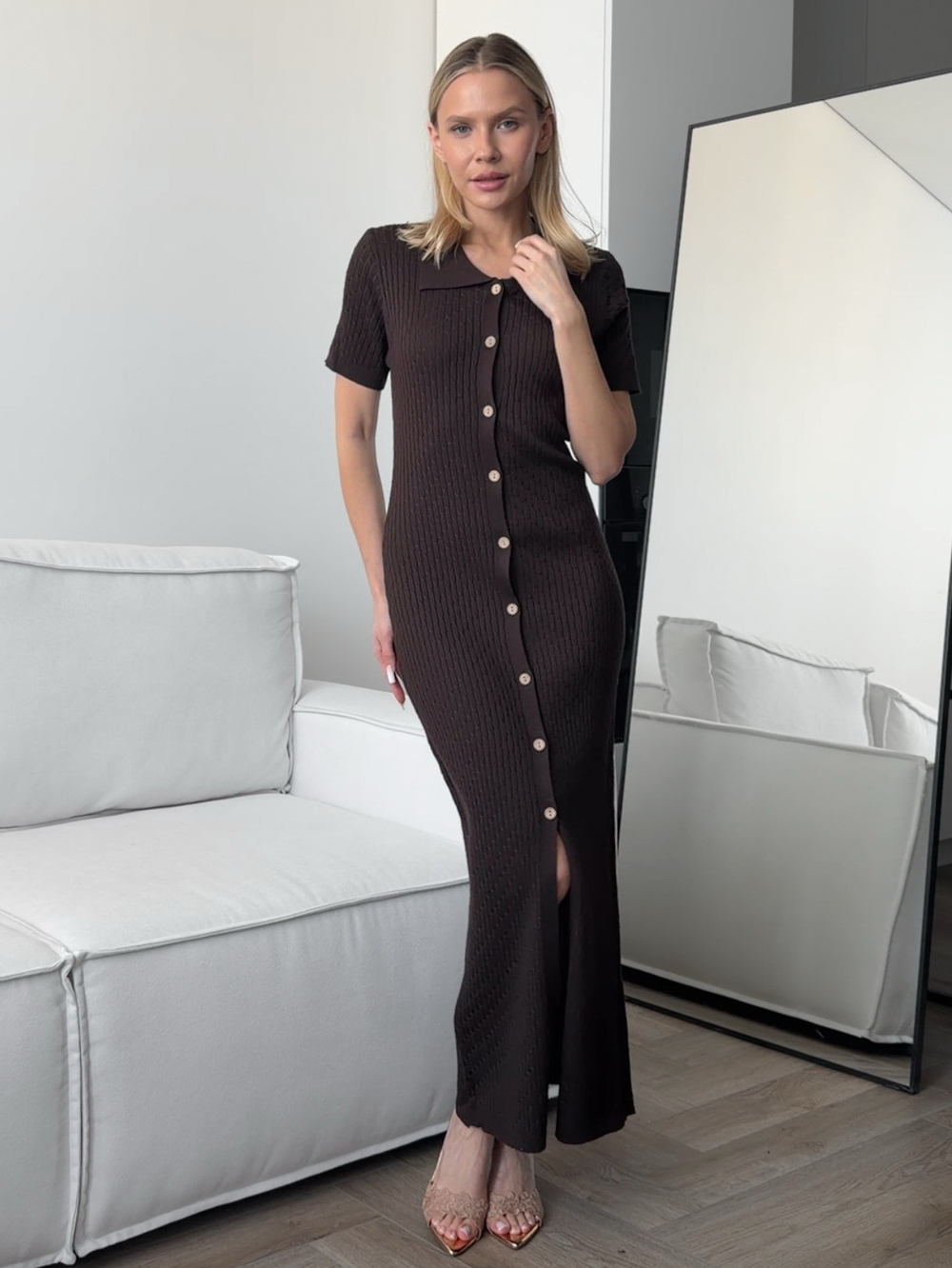 Платье вязаное, прямого кроя, с воротником и пуговицами