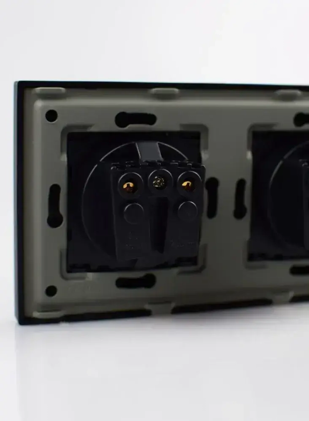 Розетка черная с заземлением, двойная розетка с защитными шторками