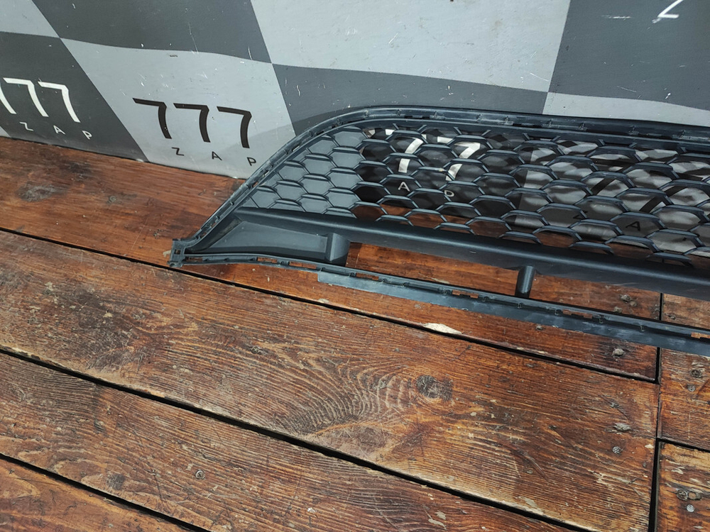 Решетка переднего бампера Mercedes A (W177) 18-нв Б/У Оригинал A1778859100