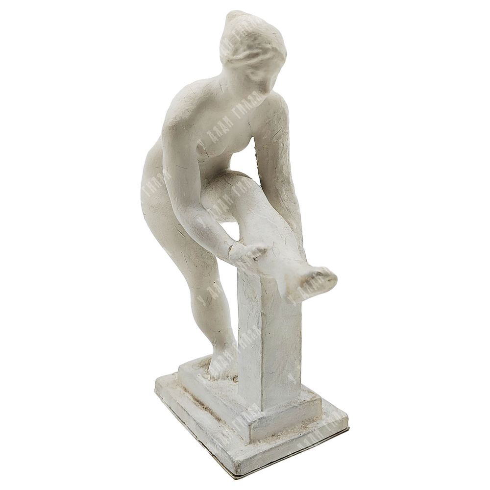 Матвеев А. Т. Скульптура из серии «Банька». Купальщица наклонена в сторону поднятой ноги. Гипс. 1923