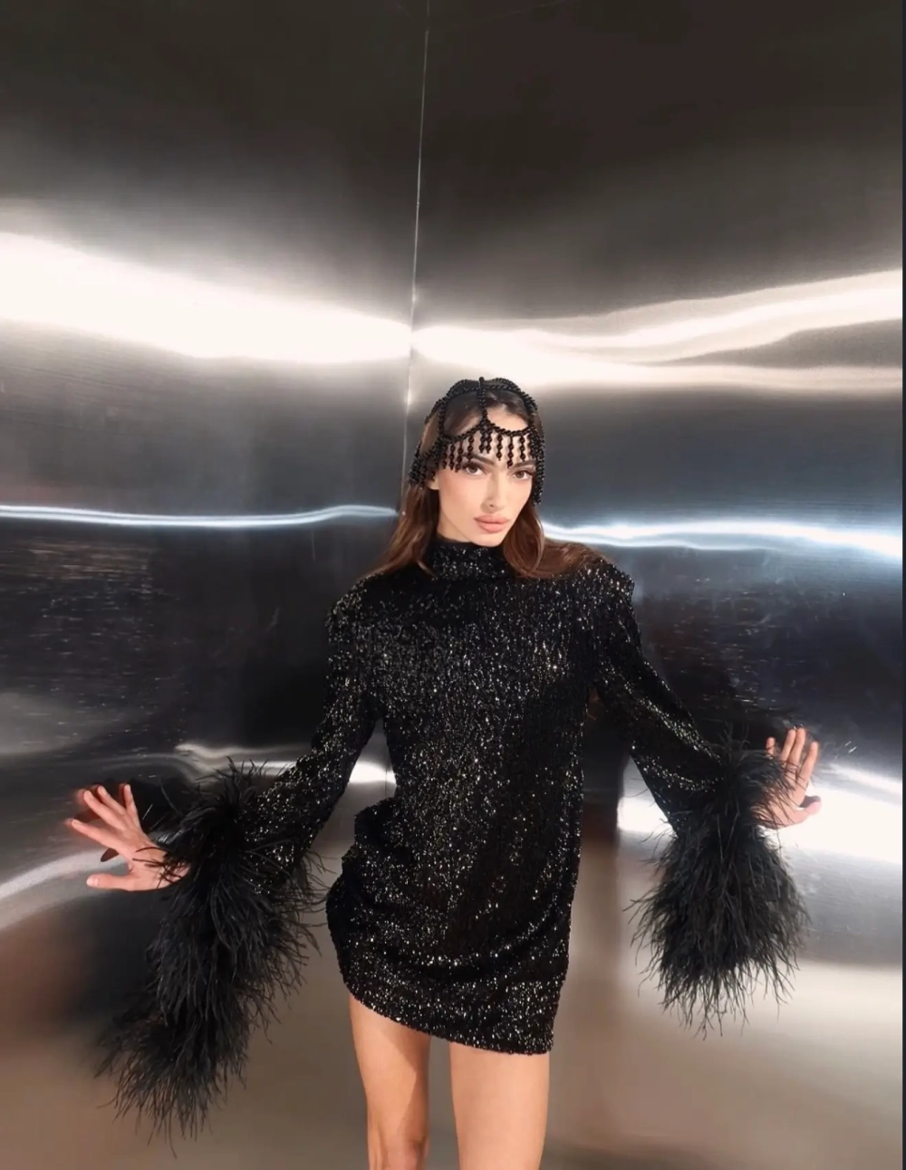 Платье из пайеток с перьями, Черный