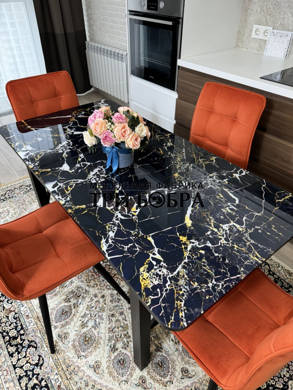 Стеклянный раздвижной стол "Черный мрамор" и стулья "ГУЧИ" оранжевый