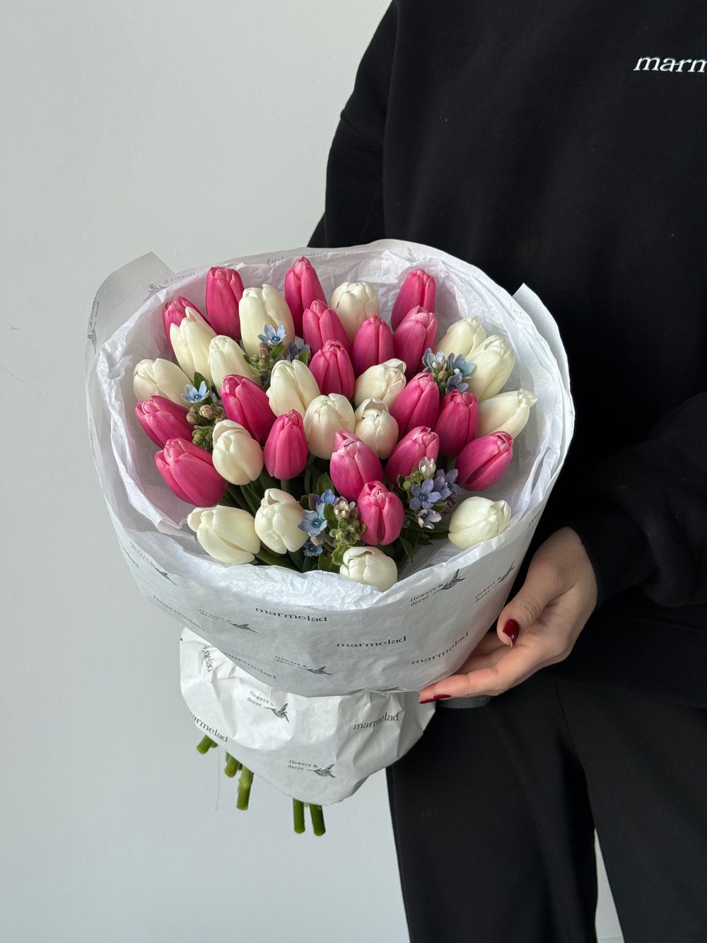 Букет из 35 тюльпана белого, розового цвета и незабудок - M