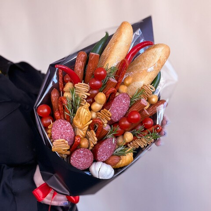 Мужской букет с колбасками, багетами, перцем чили, колбасой, помидорами и сыром